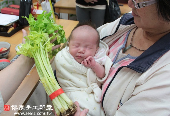 張寶寶(新北永和區嬰兒寶寶滿月剃頭理髮、免費嬰兒剃胎毛儀式吉祥話)。中國風會場，爸媽寶貝免費穿「日中韓」古裝禮服。專業拍照、DVD光碟、證書。★購買「臍帶章、肚臍章、胎毛筆刷印章」贈送：剃頭、收涎、抓周，三選一。 2015.10.31 照片11